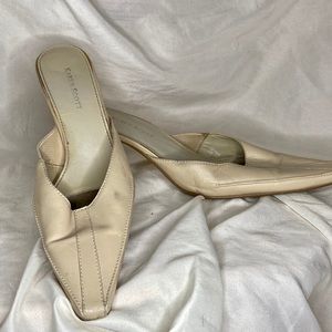 KAREN SCOTT - CREAM OPEN BACK HEEL ⚱️